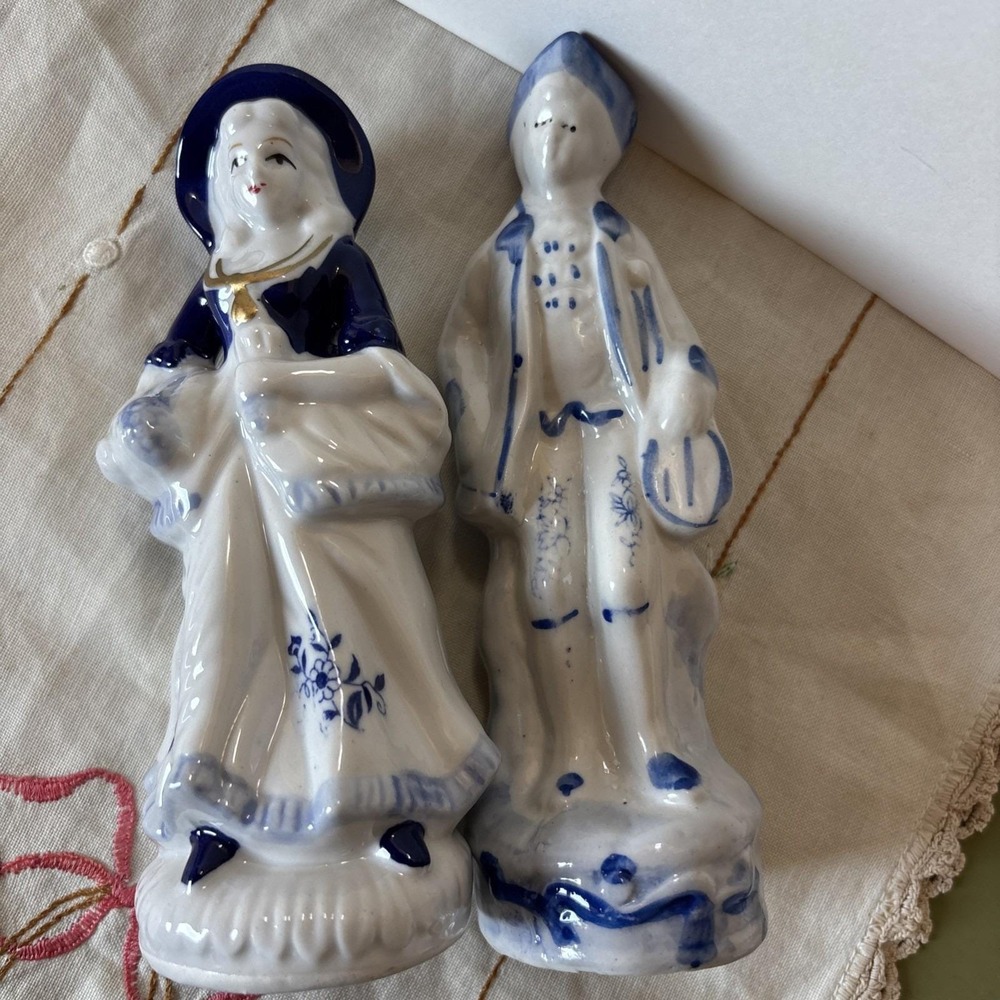 Vintage Porcelain Figurines Blue White Colonial Man with Lute And Lady With Fan - Picture 9 of 10